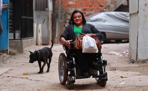 No caminho para casa, em Paraisópolis, Márcia tem que enfrentar ruas estreitas e esburacadas
