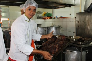 O chefe de cozinha, Adriano Santos,  apresenta  o cardápio do almoço especial (Foto: Francisca Rodrigues)