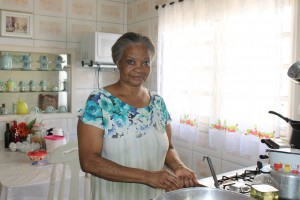 Dona Penha mora em Paraisópolis há 43 anos  (Foto: Francisca Rodrigues)