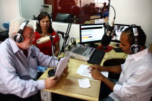 Gilberto Natalini, Isabel Affonso e Gilson Rodrigues no programa Linha Direta, na Rádio Claro Nova Paraisópolis  (Foto: Francisca Rodrigues)