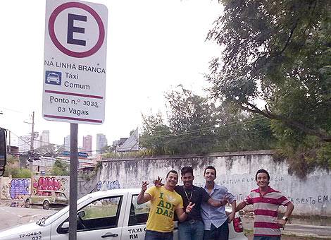 Taxistas da companhia de táxi local, na praça Dr. Humberto Delboni, em Paraisópolis