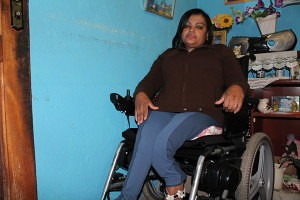 Márcia é cadeirante desde os 10 anos de idade, devido a uma deficiência nos ossos de origem genética (Foto:Francisca Rodrigues)