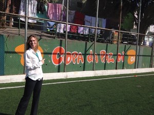 A diretora de Vendas Varejo da OI São Paulo, Juliana Teixeira, visitou projetos sociais e esteve no Campo do Palmeirinha, onde são realizados os jogos da Copa da Paz, apoiado pela OI. 