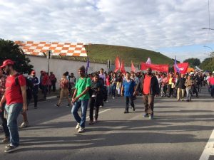 Manifestantes contrários às reformas da Previdência e trabalhista caminham pela Avenida Washington Luís em frente ao Aeroporto de Congonhas.