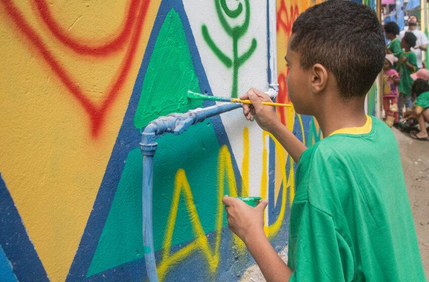  Grafites verde e amarelo colorem vielas de Paraisópolis