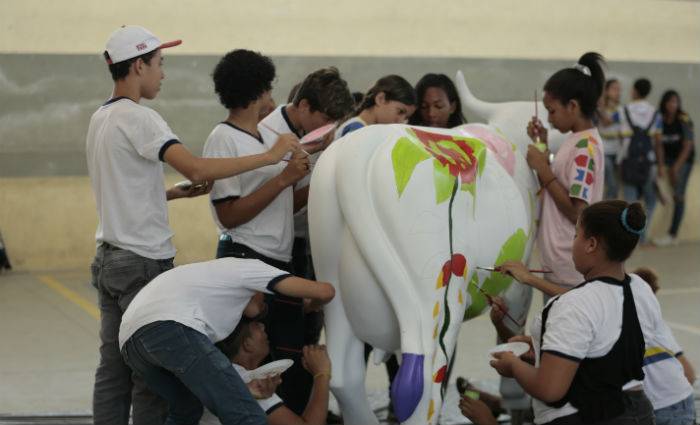 Estudantes da rede municipal pintam vaca do CowParade em 2017 - Crédito: PCR