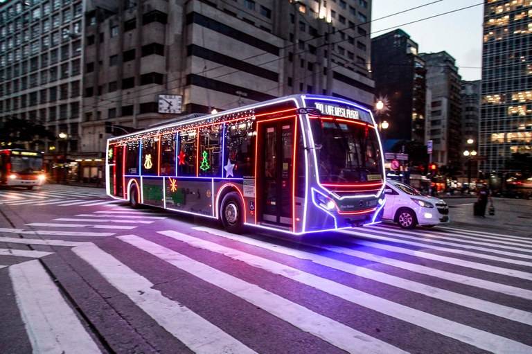  Ônibus iluminados com temas natalinos circulam pela cidade de São Paulo