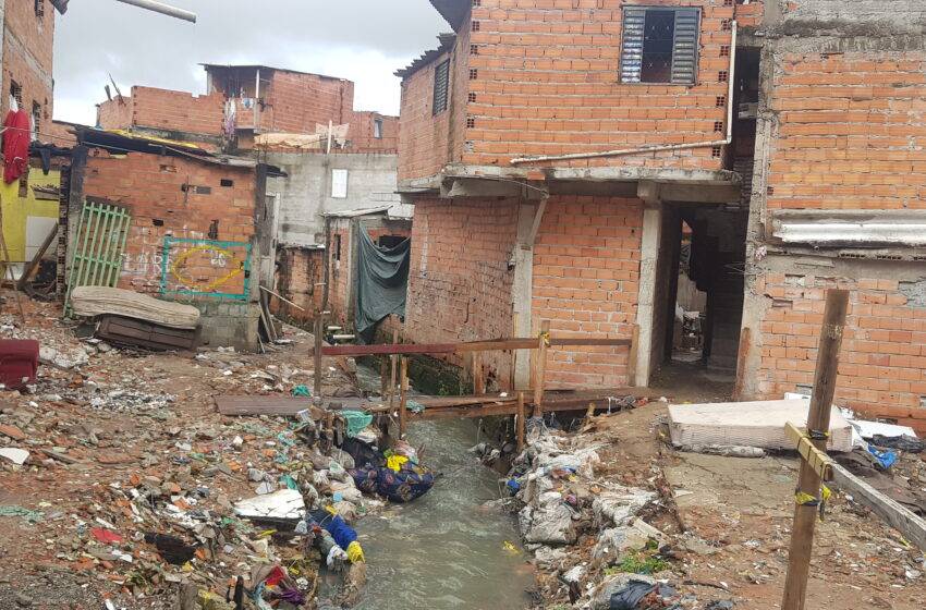  Comunidades em Paraisópolis e Capão Redondo convivem com o mesmo problema