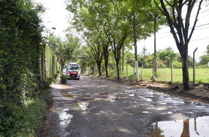  Buracos atrapalham a vida de pedestres e motoristas em Paraisópolis (SP)