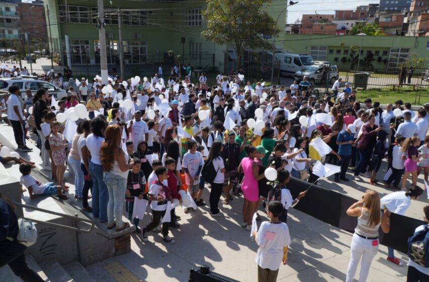  Caminhada pela paz nas escolas reúne lideranças e comunidade em Paraisópolis 