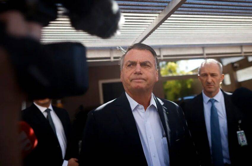  Polícia Federal faz buscas na casa do ex-presidente Jair Bolsonaro