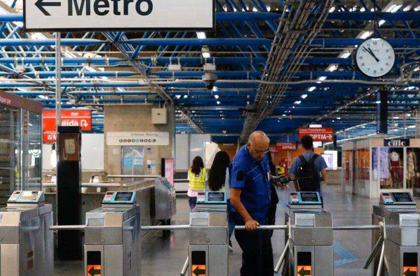  Greve de trem e metrô paralisa serviços em São Paulo