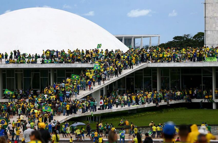  Um ano dos ataques antidemocráticos aos três poderes em Brasília
