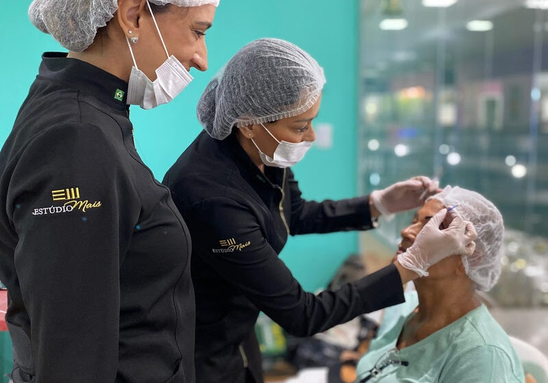  Mulheres de Paraisópolis, em SP, recebem capacitação em design de sobrancelhas