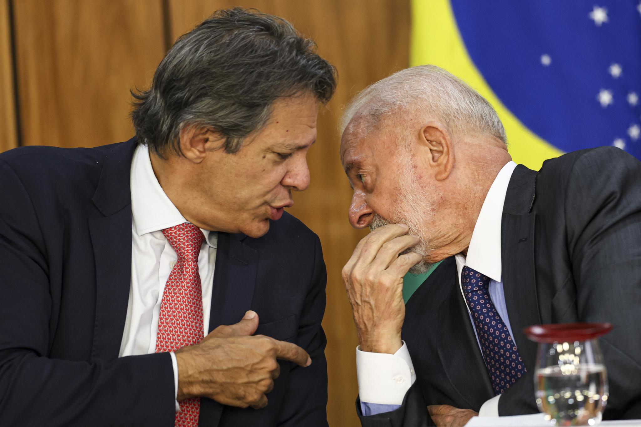 Brasília (DF), 17/09/2024 - O presidente Luiz Inácio Lula da Silva e o ministro da Fazenda, Fernando Haddad, durante solenidade de assinatura de convênio entre o Sebrae e a Agência Brasileira de Promoção de Exportações e Investimentos (ApexBrasil)