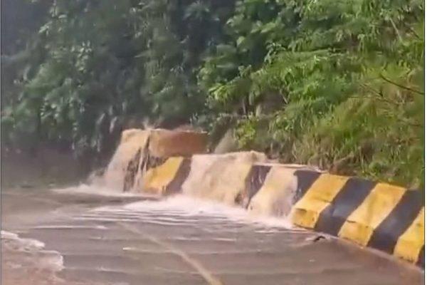 Chuva alaga Peruíbe e 300 moradores viram refém da lama