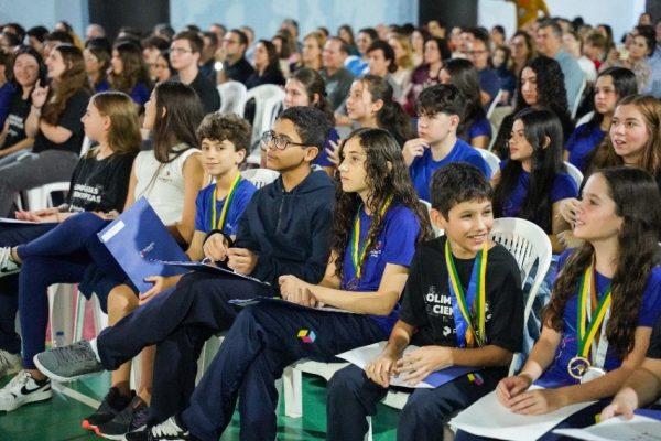 Alunas de escola pública ganham 13 medalhas em olimpíadas de ciências