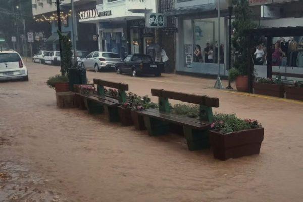 Chuva alaga ruas e bloqueia acesso em Serra Negra