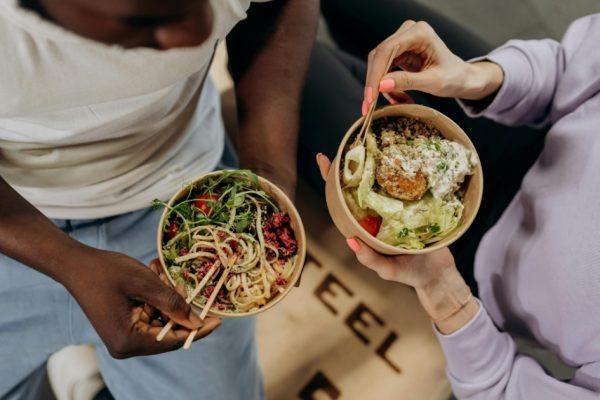 Taxa de delivery fixa pode encarecer comida na periferia e tirar entregadores da rua