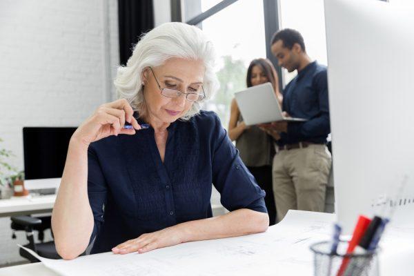 Trabalhadores acima dos 45 anos enfrentam portas fechadas em 7 de cada 10 empresas