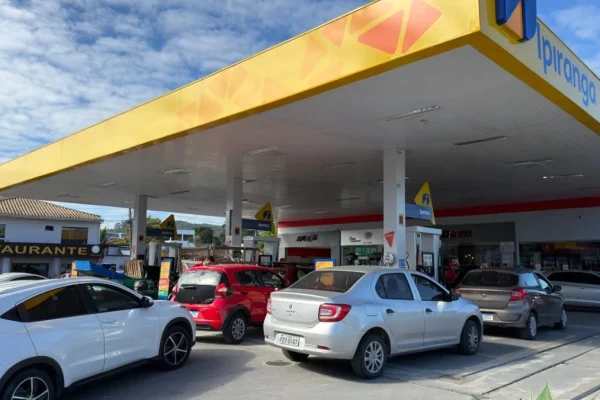 Governo prevê queda de R$ 0,03 no litro de gasolina com mais etanol