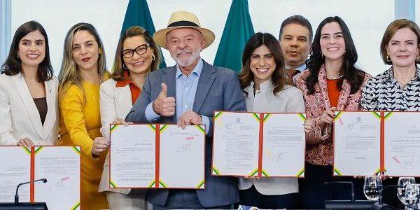 Lula sanciona Pix Pensão e lei que amplia divulgação do Ligue 180 no Palácio do Planalto