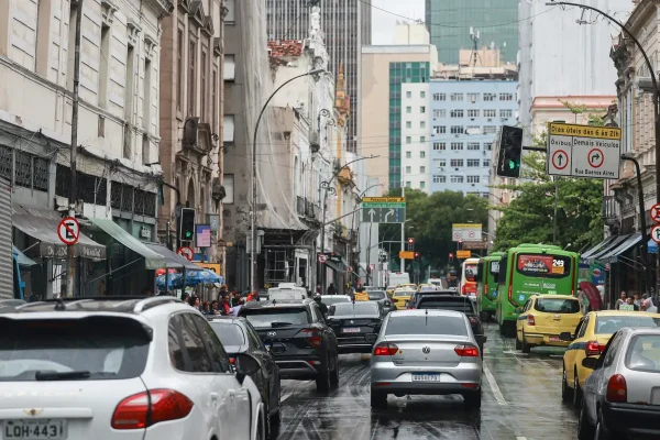 FenSeg alerta que adesivos eleitorais podem anular seguro de veículos em 2026