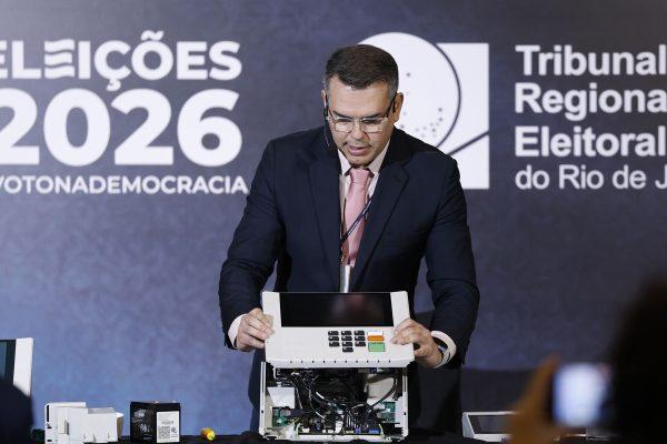 TRE-RJ desmonta urna eletrônica para mostrar segurança a imprensa e fiscais