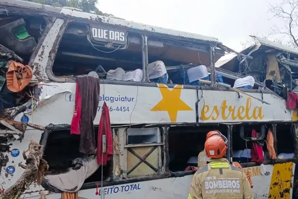 Tombamento de ônibus na BR-040 em Petrópolis deixa 10 mulheres mortas